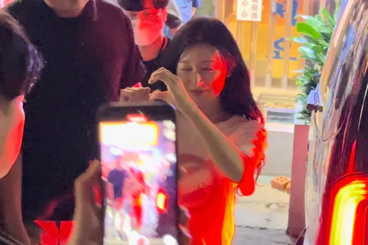 金智媛發射愛心時還不忘眨眼賣萌，電暈粉絲。特勤中心攝