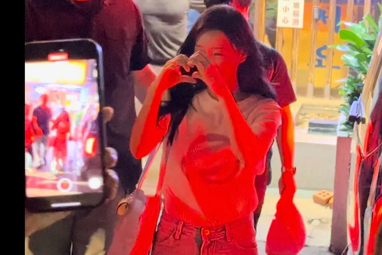 對於粉絲一路追隨，金智媛用雙手比愛心回應。特勤中心攝