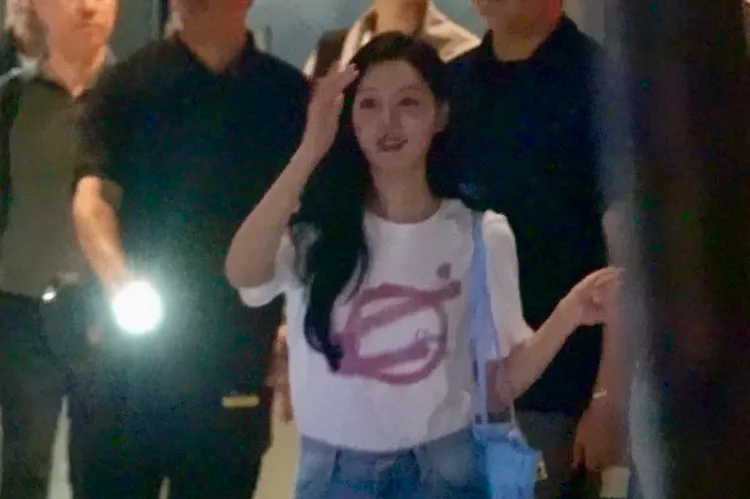 金智媛認真看著每一位粉絲準備上保母車。特勤中心攝