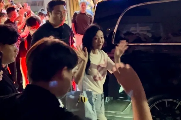 金智媛上車前揮手和粉絲再次道謝。特勤中心攝