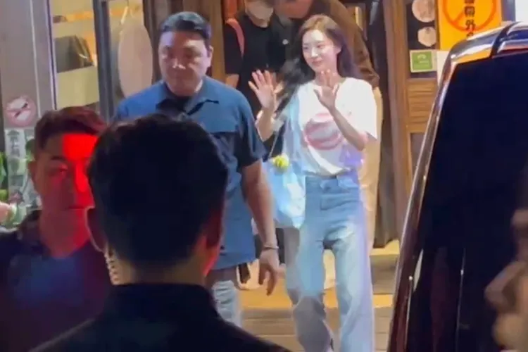 凌晨時分，金智媛步出慶功宴餐廳，依然笑臉迎粉絲揮手。特勤中心攝