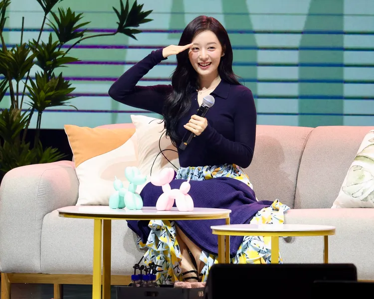 韓星金智媛首度來台舉辦粉絲見面會，開心跟台下觀眾敬禮。特勤中心攝