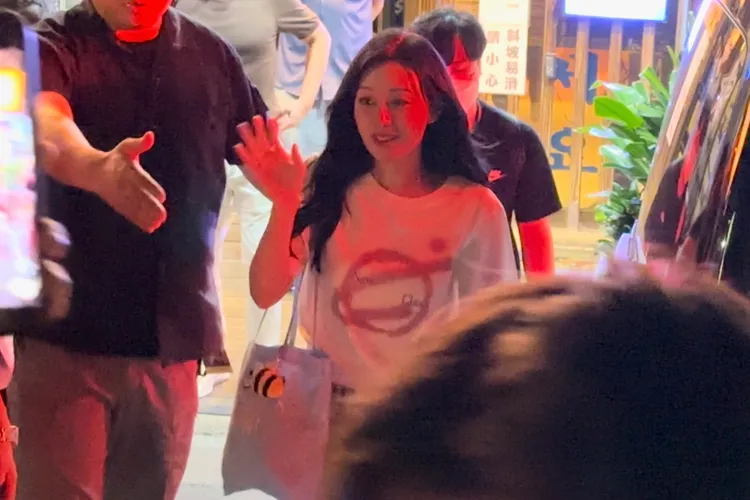 金智媛不斷揮手和粉絲道別。特勤中心攝