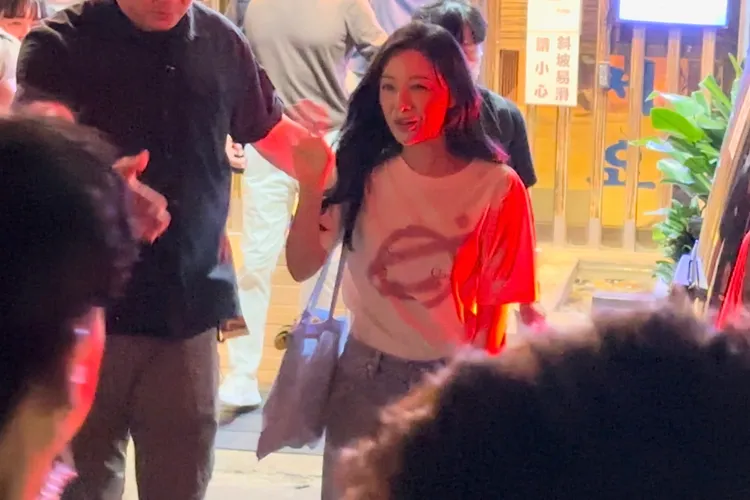 粉絲看到金智媛出來內心激動澎湃。特勤中心攝