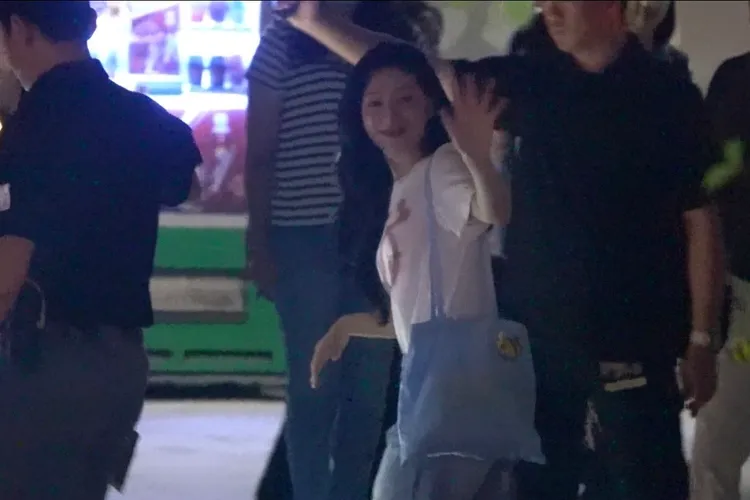 金智媛背著見面會周邊商品帆布包跟粉絲揮手。特勤中心攝