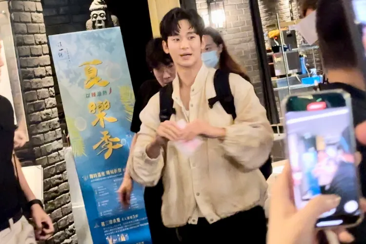 金秀賢2周前也來台舉辦見面會，跟「老婆」金智媛大啖同款麻辣鍋慶功，和金智媛一樣寵粉。資料照、特勤中心攝