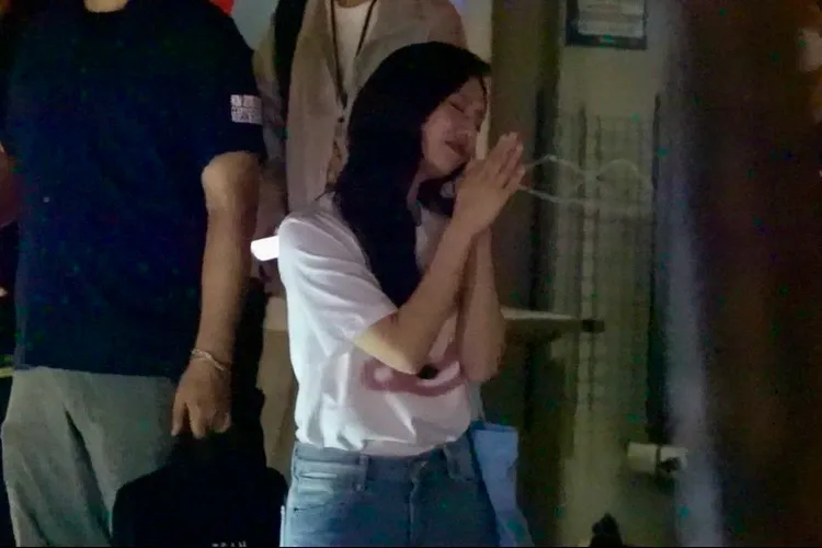 金智媛見面會結束，看到上百位粉絲等她下班，非常感動。特勤中心攝