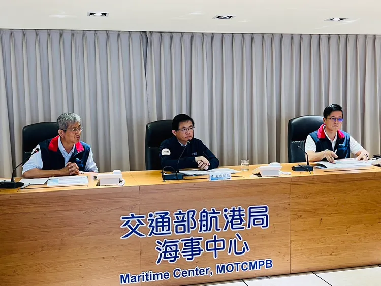 交通部長李孟諺（圖中）到航港局災害應變中心視察。交通部提供