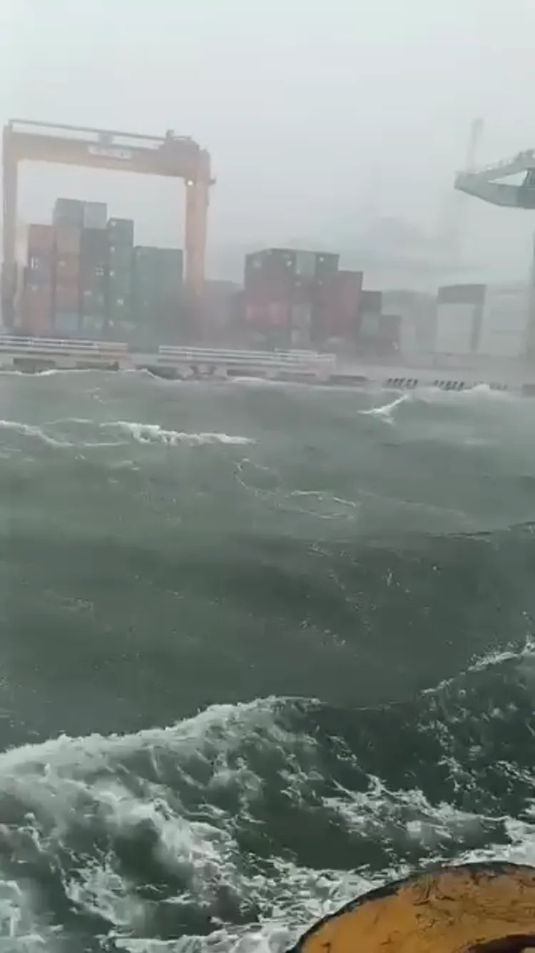 高雄港區一波波的海浪現已淹上碼頭。截圖取自高雄揪出遊粉專影片