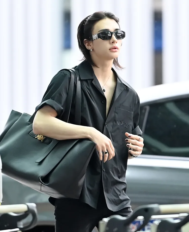 鉉辰戴上髮箍打造出不羈潮流感。品牌提供