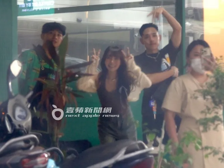 林襄（中）跟咖啡廳小夥伴合照一起打招呼。特勤中心攝