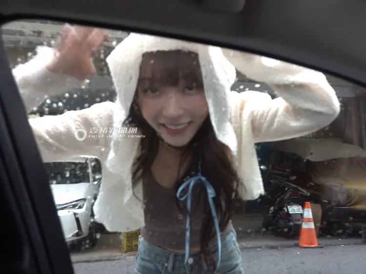 林襄靠著車門近距離跟記者聊天。特勤中心攝