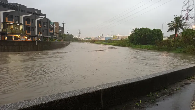 後勁溪溢堤恐釀災。翻攝「左營楠梓人」臉書