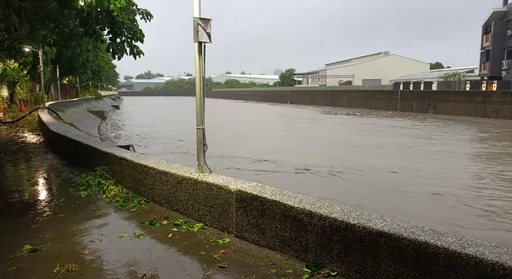 眼看後勁溪水位9分滿了！居民心慌祈禱：不要滿出來會釀災