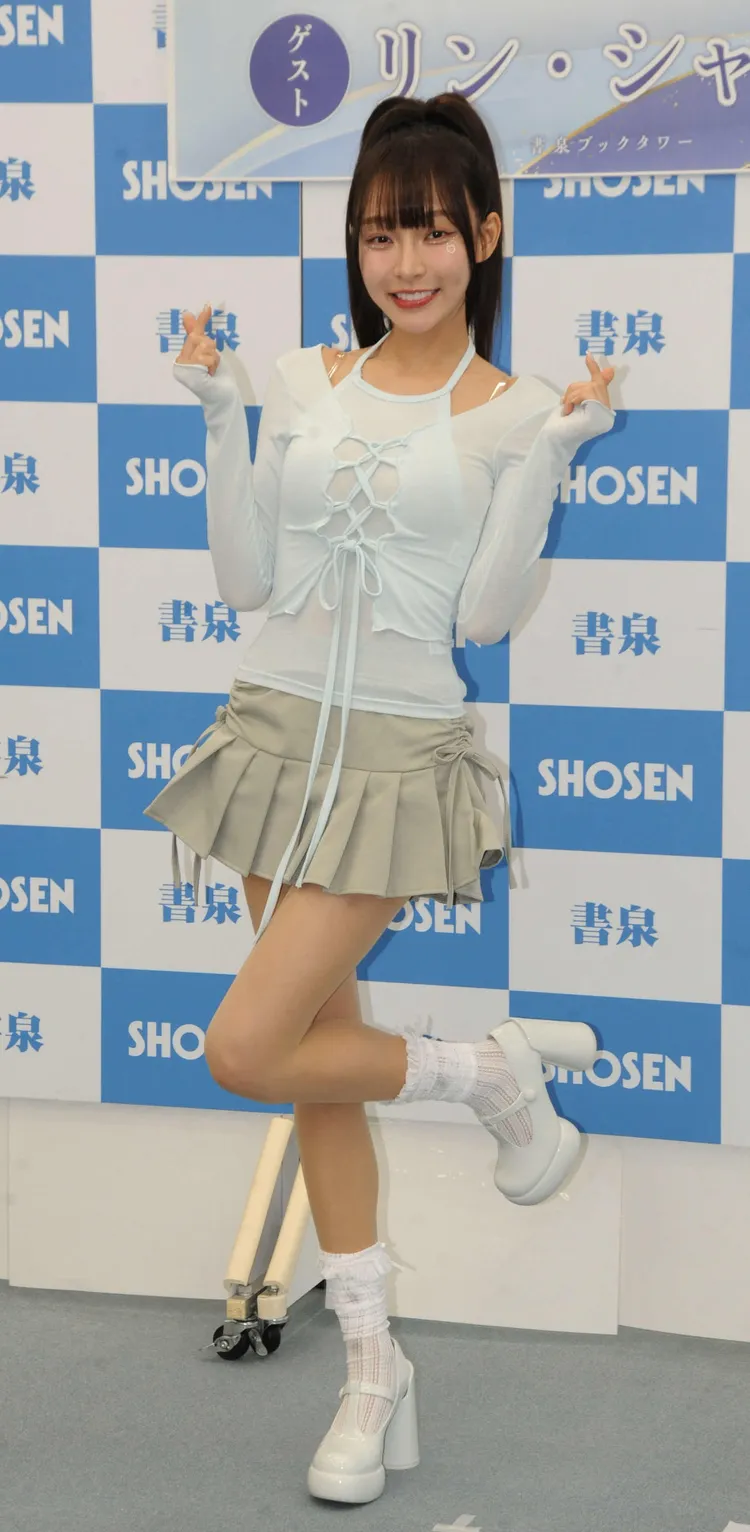 林襄昨天走可愛路線露玉腿。翻攝《日刊體育》