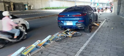 這男人太狠了!開BMW上人行道闖Youbike站 19根停車柱遭輾過慘況曝