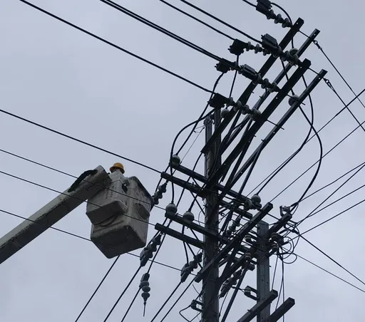 凱米颱風來襲!高壓線垂落碰觸鐵件 竹縣橫山417戶停電5小時