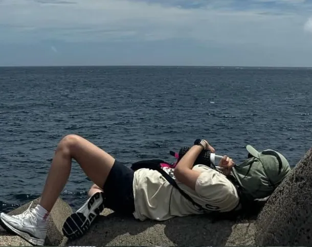 俞利躺在消波塊上曬太陽，不過此舉可能遭罰款。翻攝俞利IG