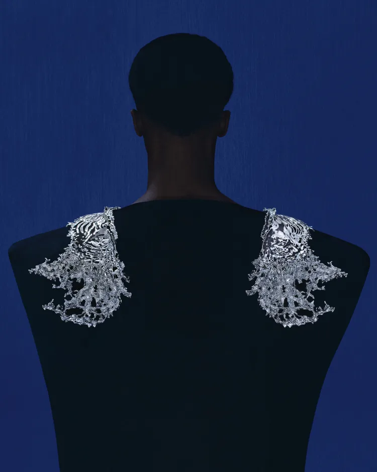 「白色激流」密釘鑲嵌鑽石肩章，鍍鈀處理鋁質，由工匠費時980小時製成。品牌提供