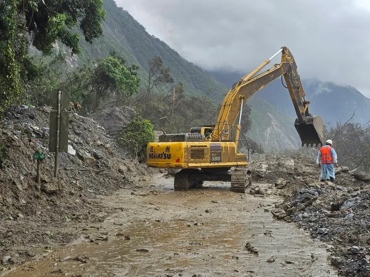 大型機具進入土石流災區搶修中。民眾提供