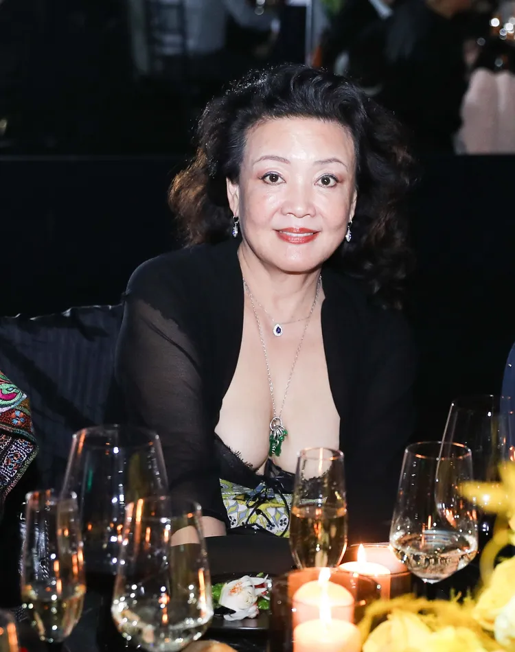 張蘭駕馭低胸裝。翻攝張蘭微博