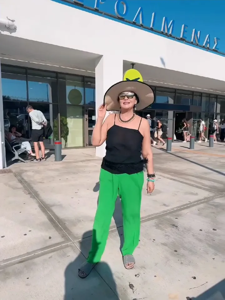 張蘭穿黑色細肩帶背心配綠褲展現度假好心情。翻攝張蘭微博