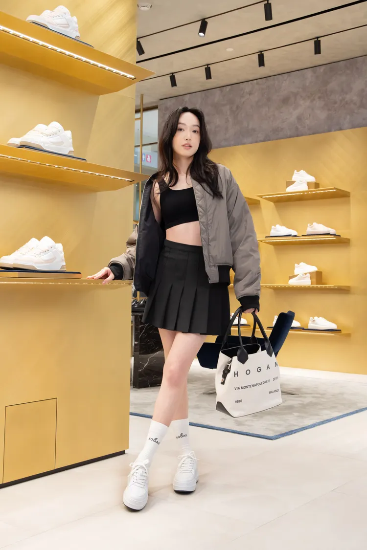 蔡思韵在飛行外套內僅穿著1件黑色Bra top。品牌提供