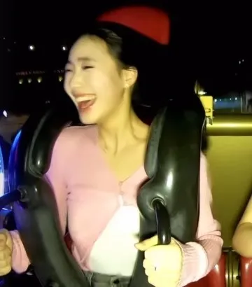 小S二女兒許韶恩Lily玩同一設施嬌笑以對。翻攝Lily的IG