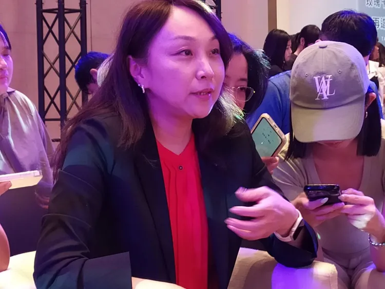 台新金控出現22年來最大規模高層人事異動，原台新銀個人金融事業總處副執行長包國儀，升任執行長，台新銀昨舉辦信用卡記者會，包國儀以台新銀個金執行長身分亮相並接受媒體聯訪。許麗珍攝