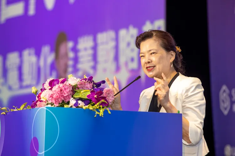 前經濟部長王美花除了擔任台新金獨立董事，同時兼任台新銀行獨立董事。SMAT提供