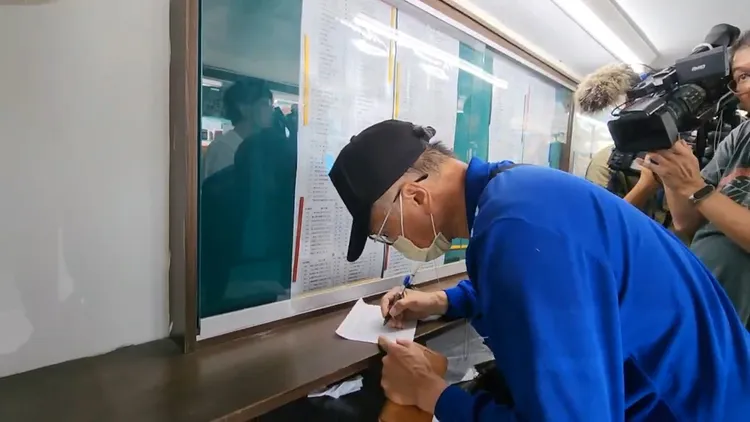 自稱鄭文燦友人的男子在看守所福利社登記為鄭添購換洗內衣褲。讀者提供