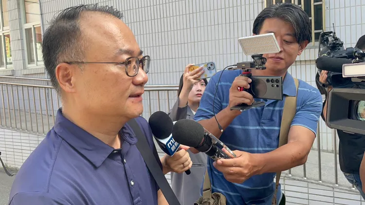 陳永來律師至桃園看守所辦理「律見」。張沛森攝