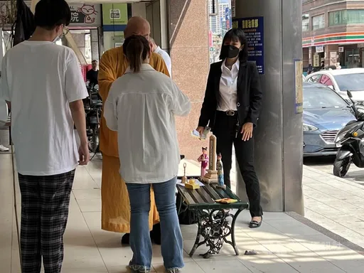 28歲績優警殉職|4歲兒哭找爸!妻招魂擲筊3次「帶你回家」