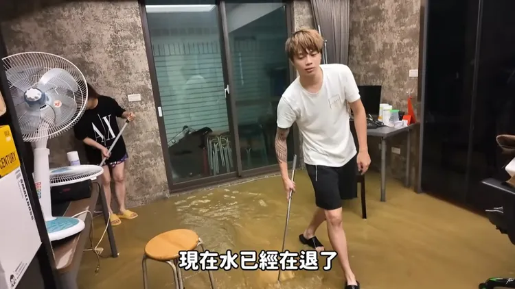 儒哥在水退後清理家園。翻攝儒哥YT
