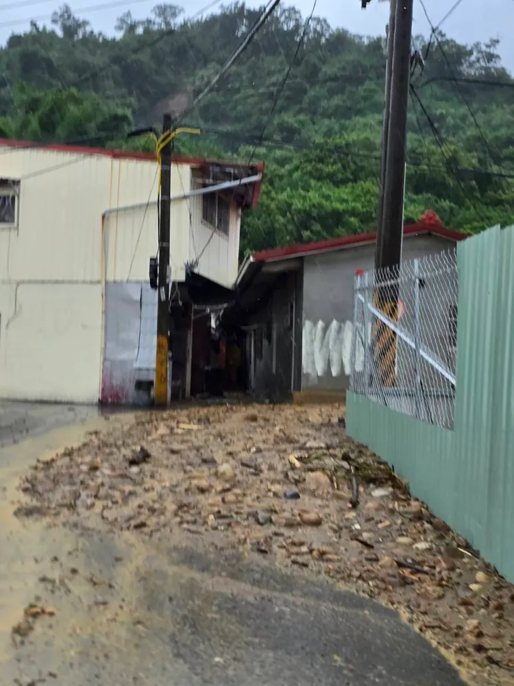 土石流發生前幾乎沒預兆，老夫妻逃生不及。