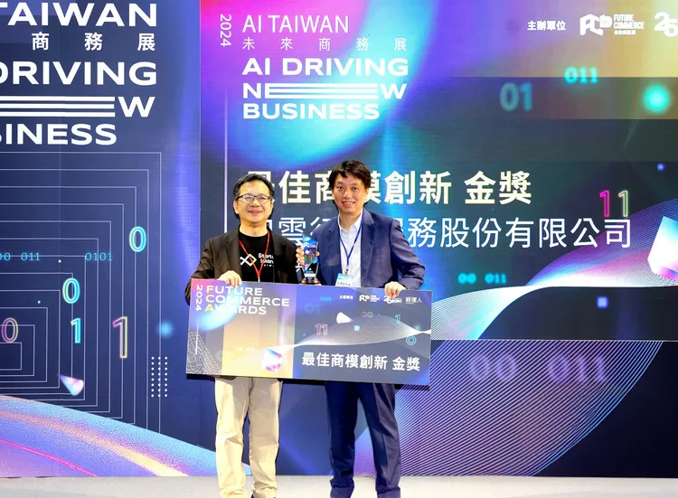 iRent獲《數位時代》創新商務獎「最佳商業模式創新」金獎，由和雲行動服務黃翊倫部長(右)受獎。原廠照片