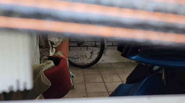 林母中刀後倒臥車庫。民眾提供