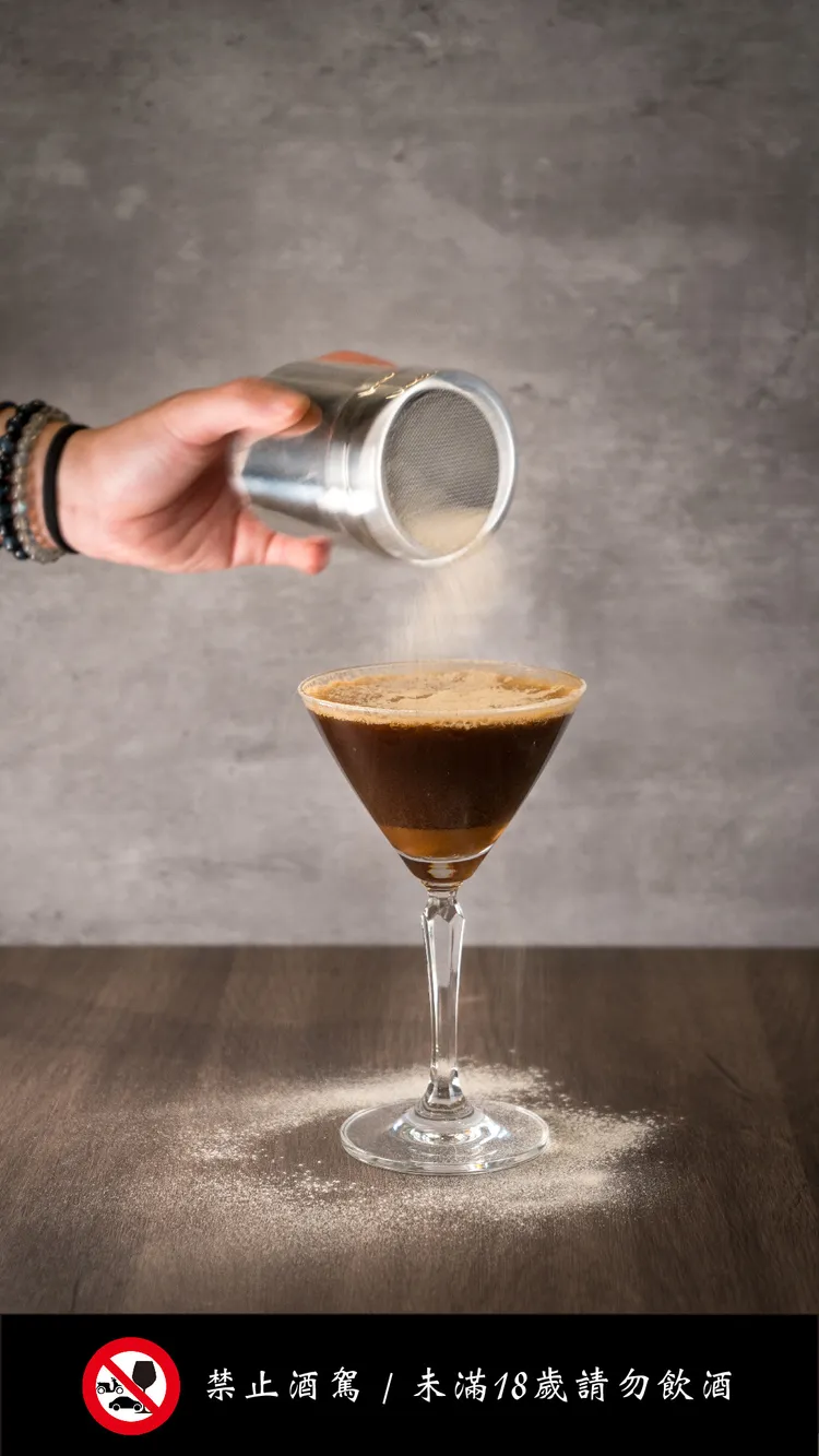 台北中山九昱希爾頓逸林酒店La Salle森酒吧調酒師Katrina，將麵茶結合Expresso Martini，口感奇特有趣，是「回逸童年」期間限定品項。業者提供