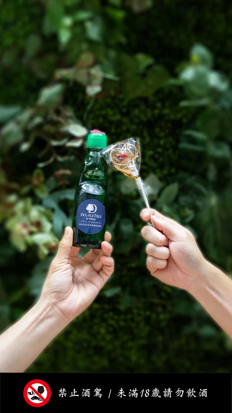 台北中山九昱希爾頓逸林酒店La Salle森酒吧推出暑期回憶殺，以「回逸童年」為主題，將彈珠汽水結合梅心棒，推出特色調飲。業者提供