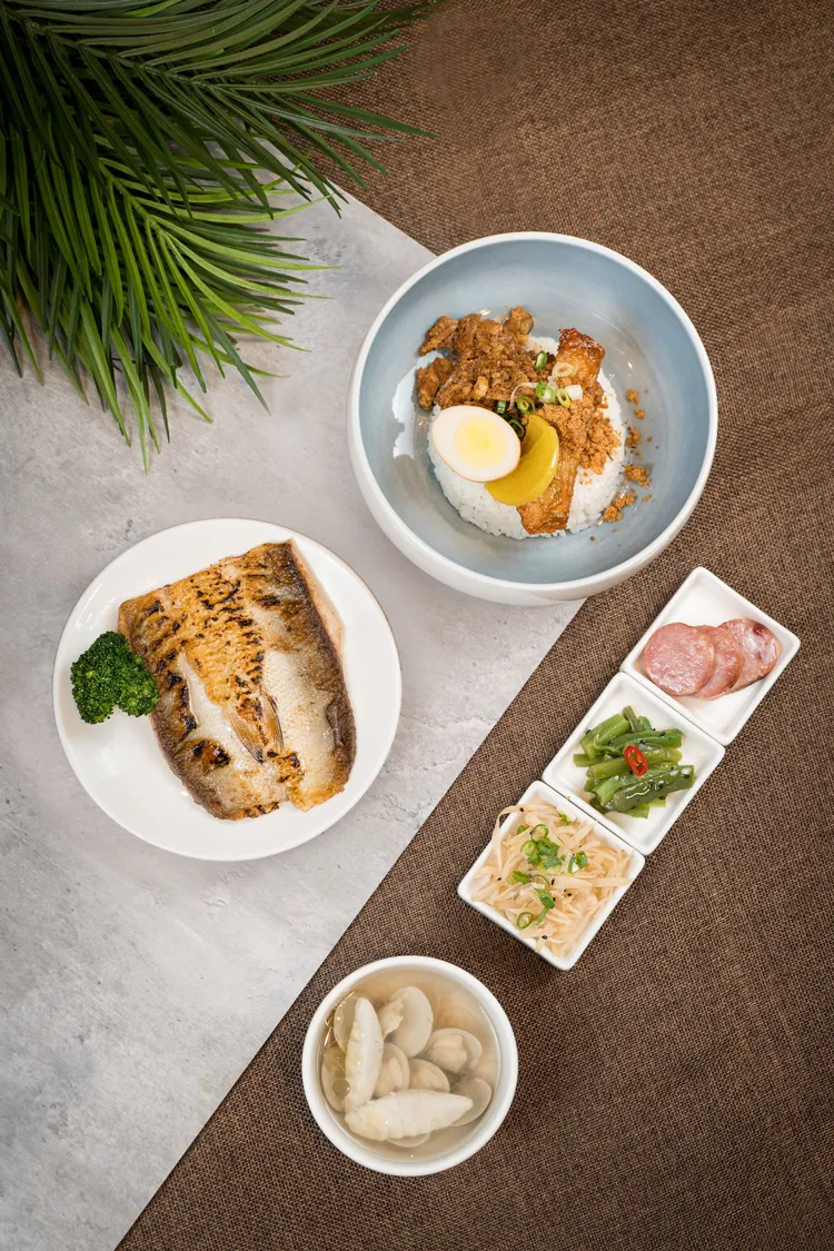 台北中山九昱希爾頓逸林酒店La Salle森酒吧「回逸童年」期間限定「府城雙饗」（460元+10_），肉燥米糕搭配香煎虱目魚肚與浮水魚羹，分量飽足。業者提供