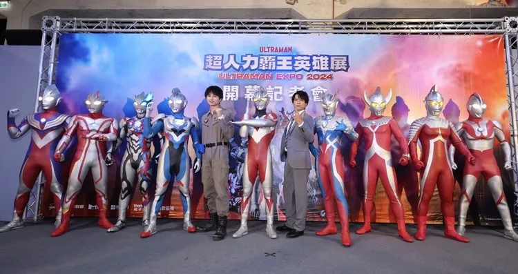 平野宏周、小澤雄太與眾多超人力霸王合體。攝影中心攝