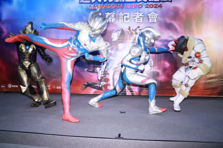 小澤雄太的分身傑洛（左）及平野宏周的分身傑特，現身擊敗怪獸。攝影中心攝