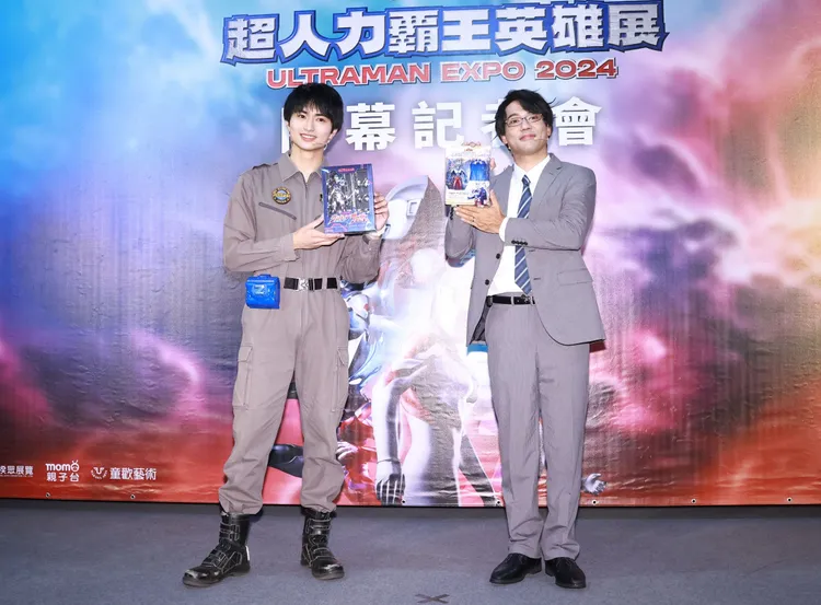 平野宏周（左）、小澤雄太拿著代表自己的公仔。攝影中心攝