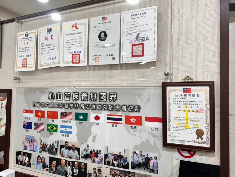 診所內懸掛各式證照及治療成果。莊曜聰攝