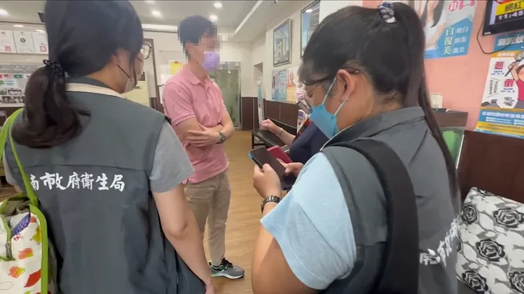 南市府衛生局下午前往稽查，總共發現3項缺失，將依法開罰。南市衛生局提供