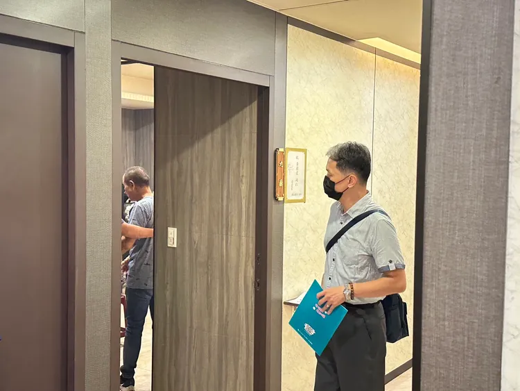 三重分局警員黃瑋震遭毒駕衝撞死亡，預計下周四舉行告別式，目前還卡在死亡證明書未開。曾佳俊攝