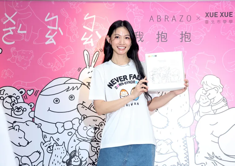 李千娜很推薦手上這款中秋禮盒。攝影中心攝