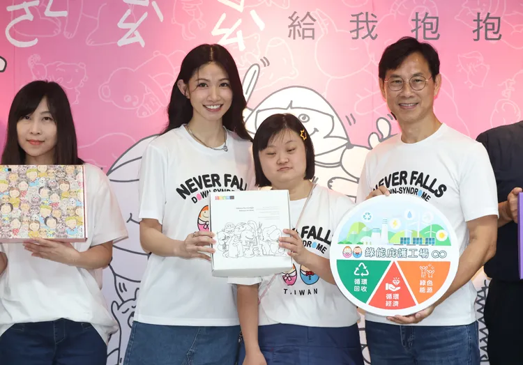 李千娜（左二）做公益不遺餘力。攝影中心攝