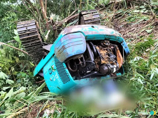 凱米肆虐!新北里長駕車勘災卻刁車 開怪手要拉起又翻覆遭壓頸命危