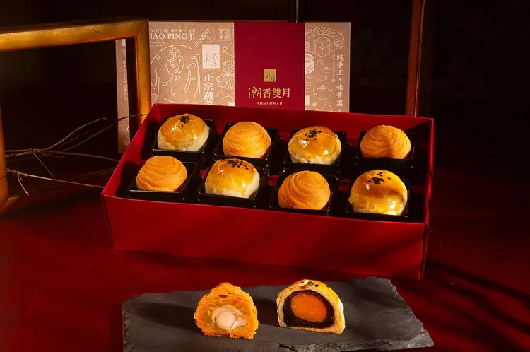 酥餅控們絕不能錯過「潮香雙月」傳承手做的經典好味道，融合台式的「棗泥蛋黃酥」及潮式特色的「雙倍雪Ｑ月皇酥」2種口味、共8入，每盒售價980元。業者提供